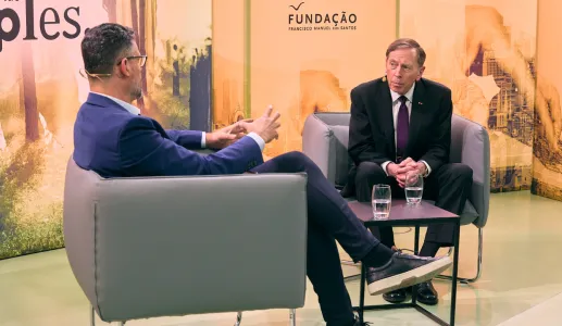Imagem do programa «Guerra e paz não é assim tão simples», com David Petraeus