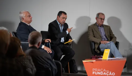 Imagem do debate da Praça da Fundação sobre cibersegurança e as ameaças virtuais com José Tribolet, António Gameiro Marques e Pedro Veiga. D/R