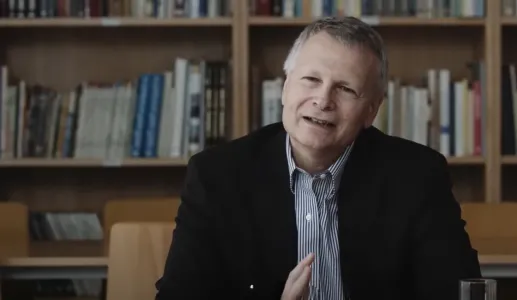 Imagem do economista político Dani Rodrik na entrevista «O valor da liberdade»