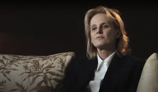 Imagem da romancista, ensaísta e poeta Siri Hustvedt na entrevista «O valor da liberdade»