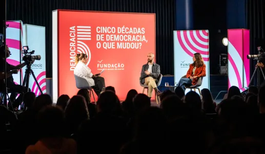 Imagem de Capicua, Margarida Graça Santos e José Pedro Sousa durante o debate «E depois da revolução: saúde e economia»