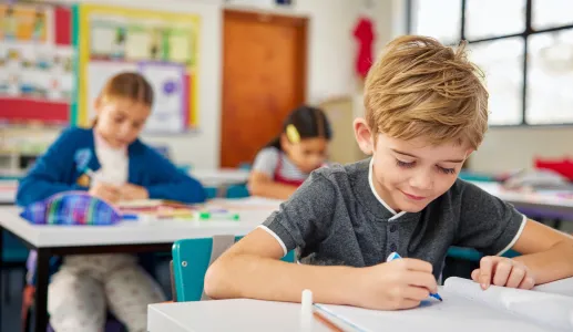 Alunos do ensino básico na sala de aula a fazer testes. Crédito:Shutterstock
