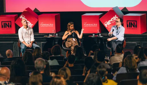 Imagem de Ricardo Araújo Pereira, Mariana Cabral e João Pereira Coutinho durante a sessão «Olha aí que isso alieja» no Worten Mock Fest
