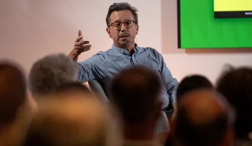 Imagem de José Carlos Mota, autor do ensaio «A Participação Cívica em Portugal», durante a apresentação do livro