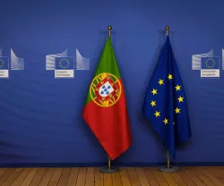 Bandeira de Portugal e Bandeira da União Europeia