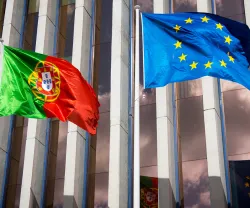 Bandeiras de Portugal e da UE - três décadas de Portugal Europeu, um estudo da Fundação Francisco Manuel dos Santos