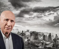 Imagem de Sebastião Salgado junto a uma das suas fotografias sobre refugiados