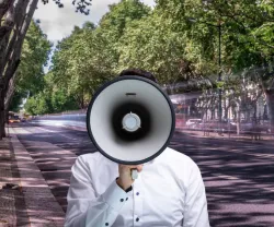 Imagem de protestos, tendo como fundo a Avenida da liberdade