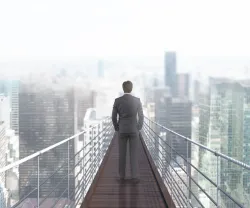 Imagem de um homem numa ponte suspensa