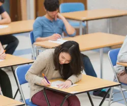 Imagem de estudantes a fazer um exame