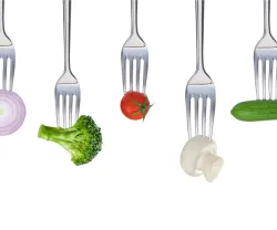 Imagem de garfos com vários vegetais e frutos