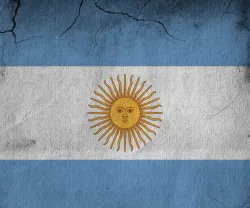 Imagem da bandeira da Argentina numa parede parcialmente destruída