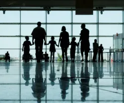 Imagem de uma família num aeroporto