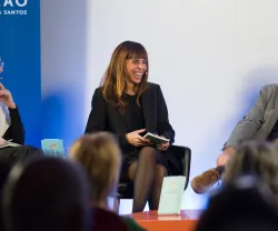 Imagem de Pedro Freitas, autor do ensaio «Economia da Educação», com a economista Joana Pais e a docente Inês Rodrigues, durante o debate da Praça da Fundação