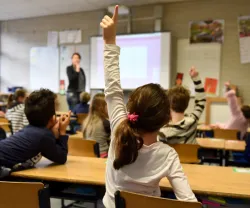 Imagem de crianças numa sala de aula do ensino básico