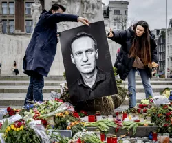 Fotografia de uma vigilia, organizada na Praça Dam (Holanda), em memória de Alexei Navalny, poucos dias após a sua morte. ©EPA