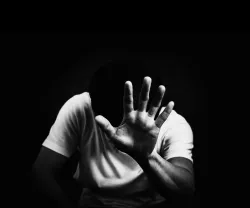 Imagem de homem a tentar proteger-se de um ataque