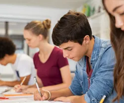 Imagem de alunos a fazerem exames na sala de aula