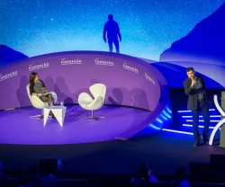 Imagem de Adam Rutherford durante a sua apresentação no Encontro da Fundação