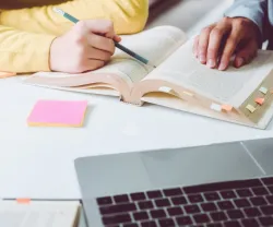 Imagem de duas pessoas a estudar