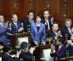 A nova primeira ministra do Japão, Sanae Takaichi, agradece a eleição durante uma sessão parlamentar extraordinária, em Tóquio. Crédito: FRANCK ROBICHON/Lusa