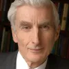 Imagem do comólogo e astrofísico, que é Astrónomo Real da Grã Bretanha Martin Rees